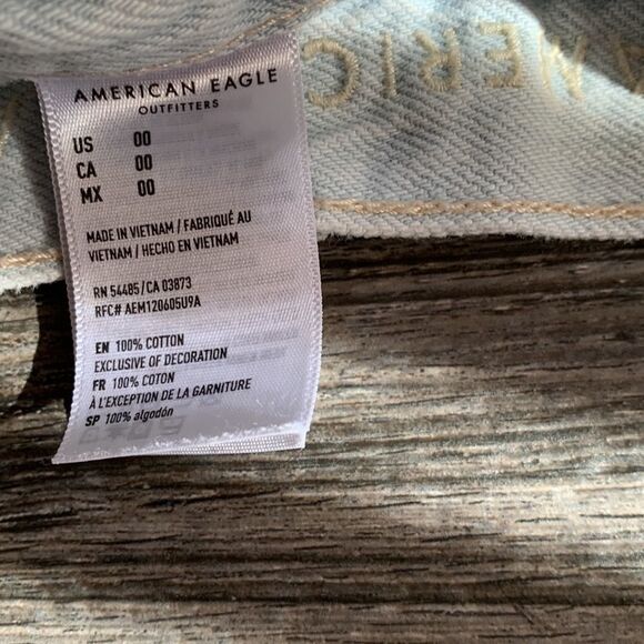 American eagle faded distressed denim cut off jeans size 00. Decorative pockets. - Picture 9 of 11
